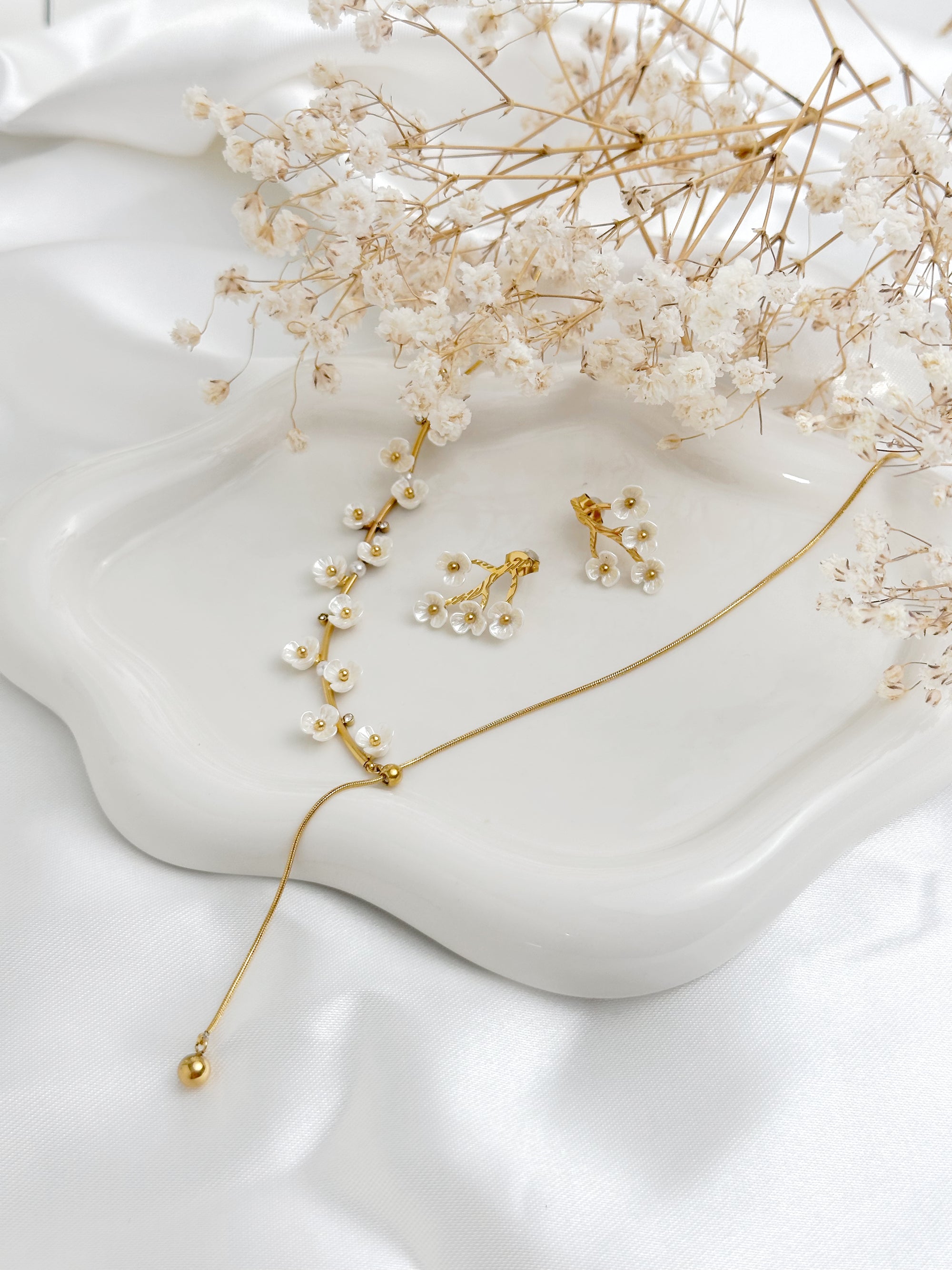 Prim Flora Necklace